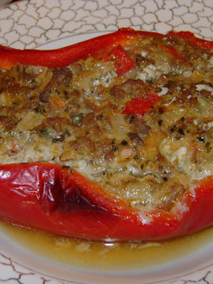 Una foto de Morrón relleno con carne y arroz