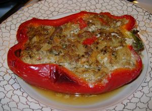Una foto de Morrón relleno con carne y arroz