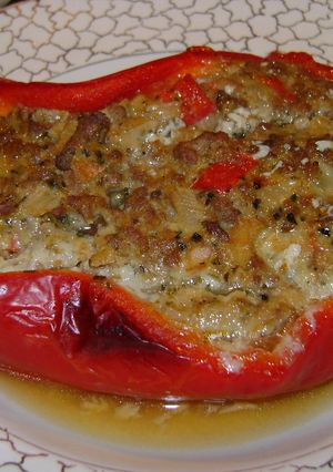 Una foto de Morrón relleno con carne y arroz
