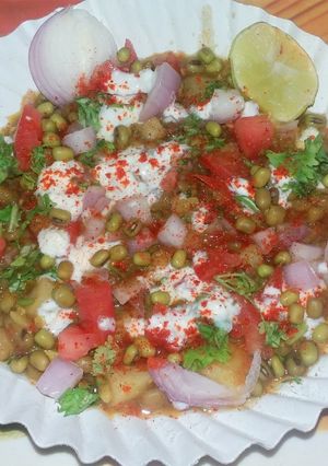 साबुत मूंग की चटपटी चाट (Sabut moong ki chatpati chaat recipe in hindi) रेसिपी मुख्य फोटो