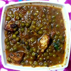 A picture of Matar Paneer.