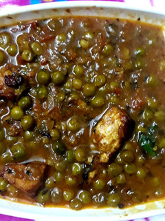 A picture of Matar Paneer.