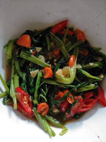 Langkah Mudah untuk Membikin Resep Tumis Kangkung Saus Tiram yang Uenak Anti Ribet, Menggugah Selera