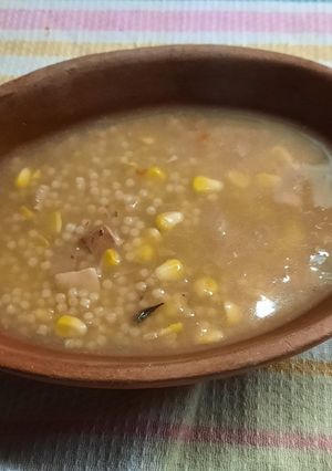 Una foto de Sopa de pollo (con choclo y panceta)