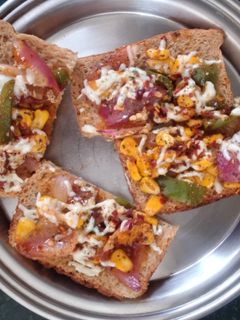 ब्रेड पिज़्ज़ा (bread pizza recipe in Hindi) रेसिपी मुख्य फोटो
