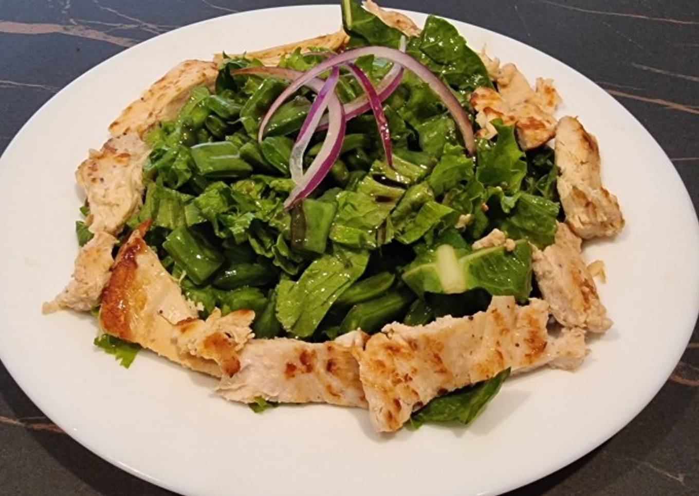 Pollo con ensalada de nopales y hojas verdes