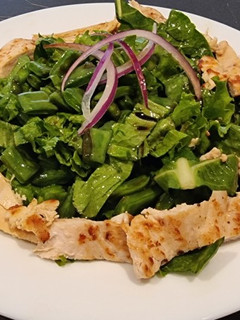 Una foto de Pollo con ensalada de nopales y hojas verdes