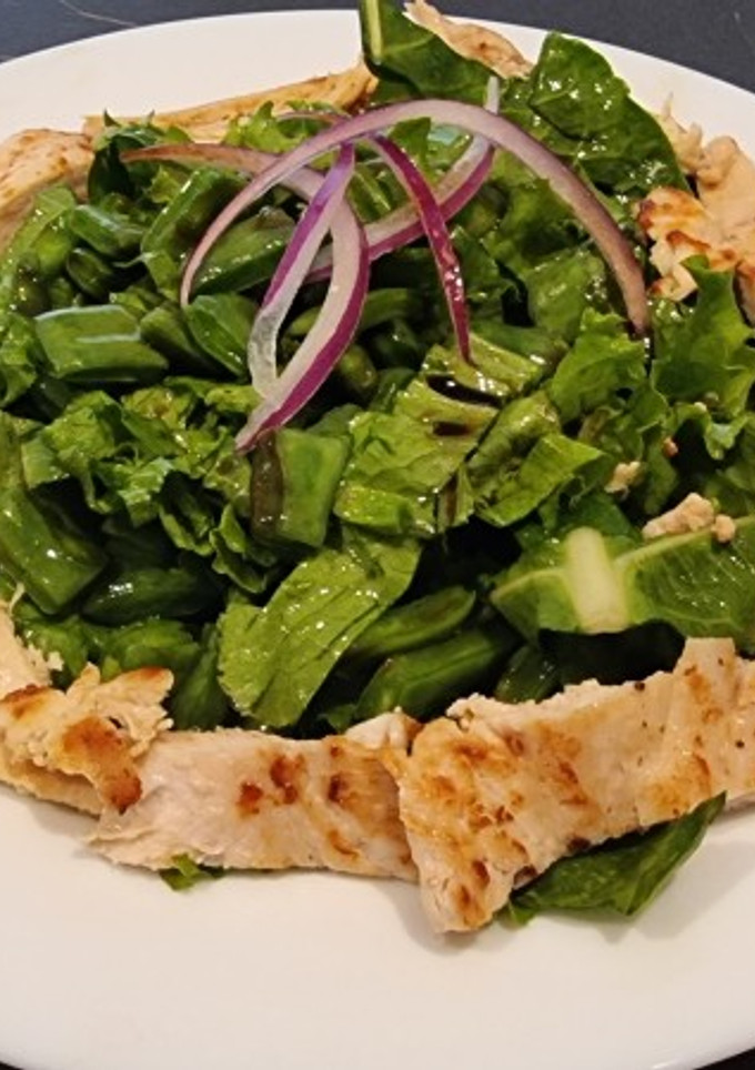 Una foto de Pollo con ensalada de nopales y hojas verdes
