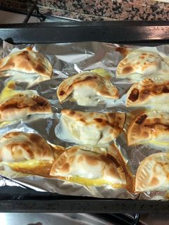 Una foto de Empanadas queso y dulce