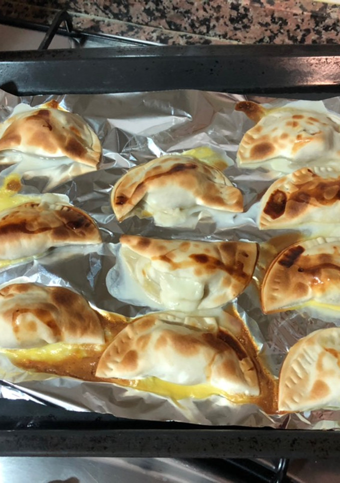 Una foto de Empanadas queso y dulce