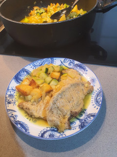 Una foto de Lomo de cerdo con vegetales en salsa suave de vino y cúrcuma