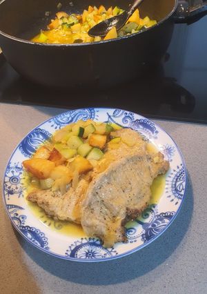 Una foto de Lomo de cerdo con vegetales en salsa suave de vino y cúrcuma
