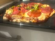 Una foto de pizza con salame