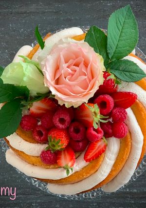 Foto di BUND CAKE MANDORLA, ACQUA DI ROSE E FRUTTI ROSSI