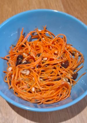Una foto de Carottes Râpées. Ensalada Francesa de Zanahorias x