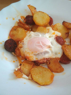 Una foto de Patatas con chorizo y huevos