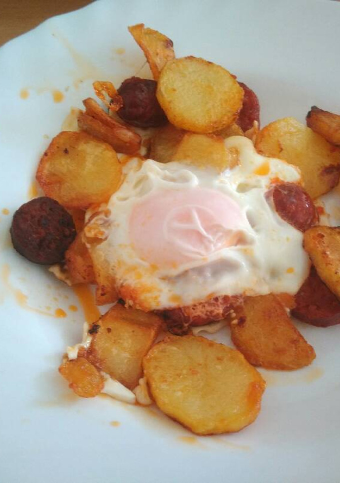 Una foto de Patatas con chorizo y huevos