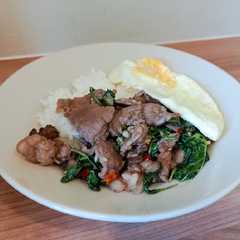 Pad krapao nuea (ผัดกระเพราเนื้อ) - Tumis daging sapi kemangi রেসিপির প্রধান ছবি