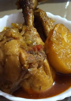 আলু দিয়ে চিকেনের ঝোল (alu diye chickener jhol recipe in Bengali) রেসিপির প্রধান ছবি