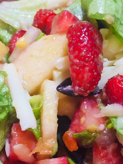 Una foto de Ensalada de frutas con aceitunas y queso de almendras 🥙