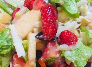 Una foto de Ensalada de frutas con aceitunas y queso de almendras 🥙