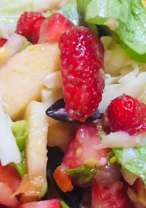 Una foto de Ensalada de frutas con aceitunas y queso de almendras 🥙