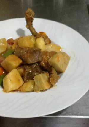 Una foto de Salteado de ternera y pollo con Málanga