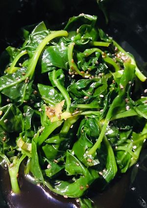A picture of Sweet spinach salad.