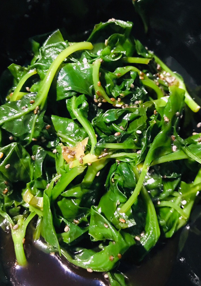 A picture of Sweet spinach salad.