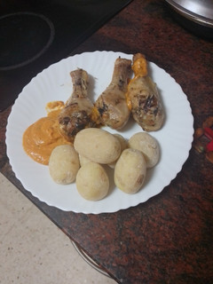 Una foto de Muslos de pollo asados en freidora de aire con papas arrugas y mojo de pimiento