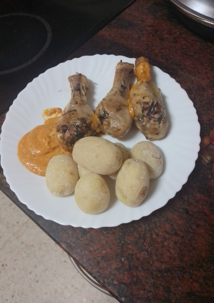Una foto de Muslos de pollo asados en freidora de aire con papas arrugas y mojo de pimiento