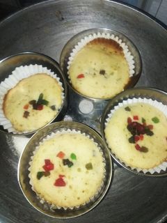 वनीला टूटी फ्रूटी वेज कप केक (Vanilla tutti fruity veg cup cake recipe in hindi) रेसिपी मुख्य फोटो