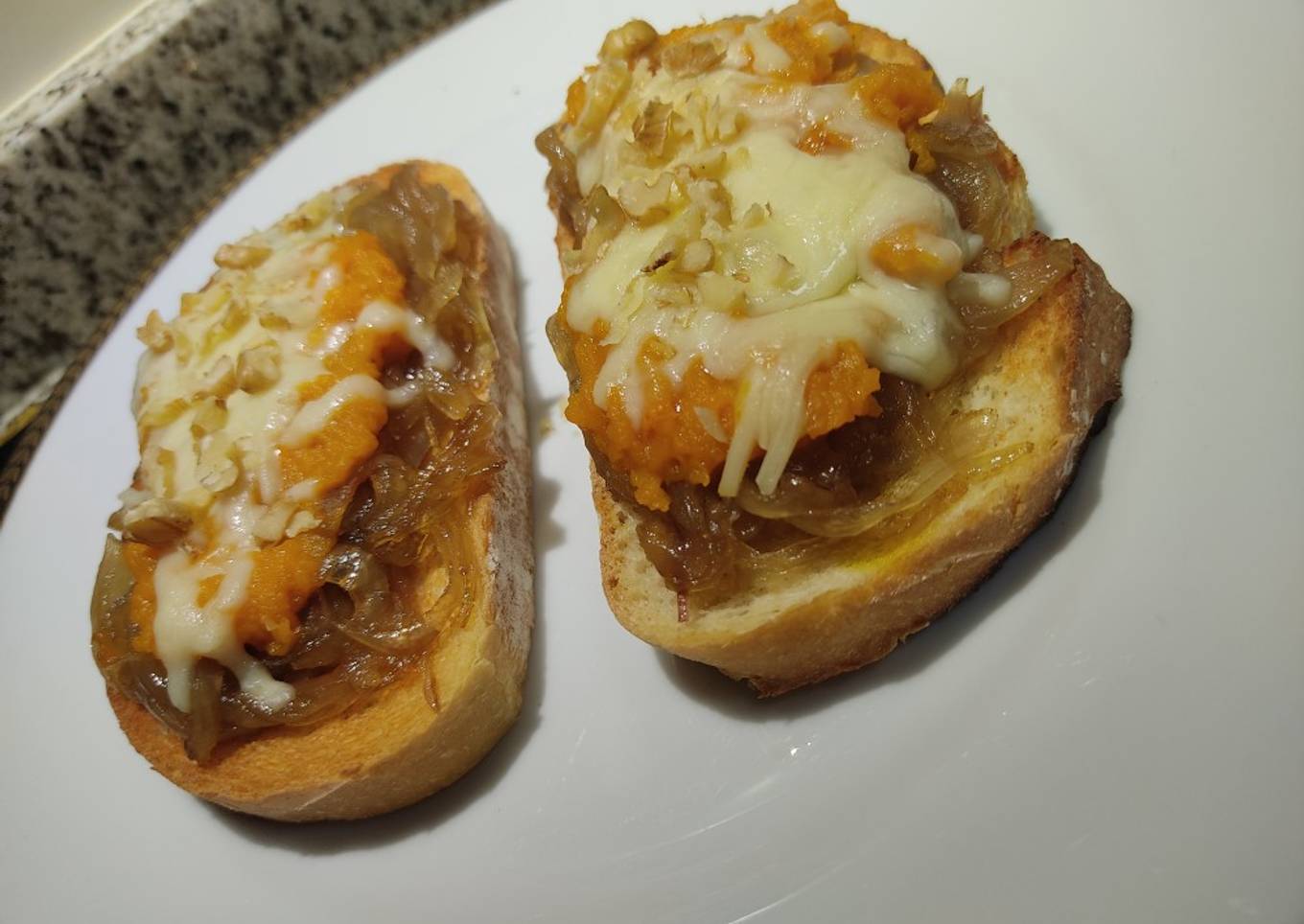 Tostadas de cebolla caramelizada, calabaza, queso y nueces