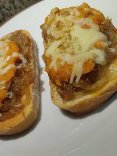 Una foto de Tostadas de cebolla caramelizada, calabaza, queso y nueces
