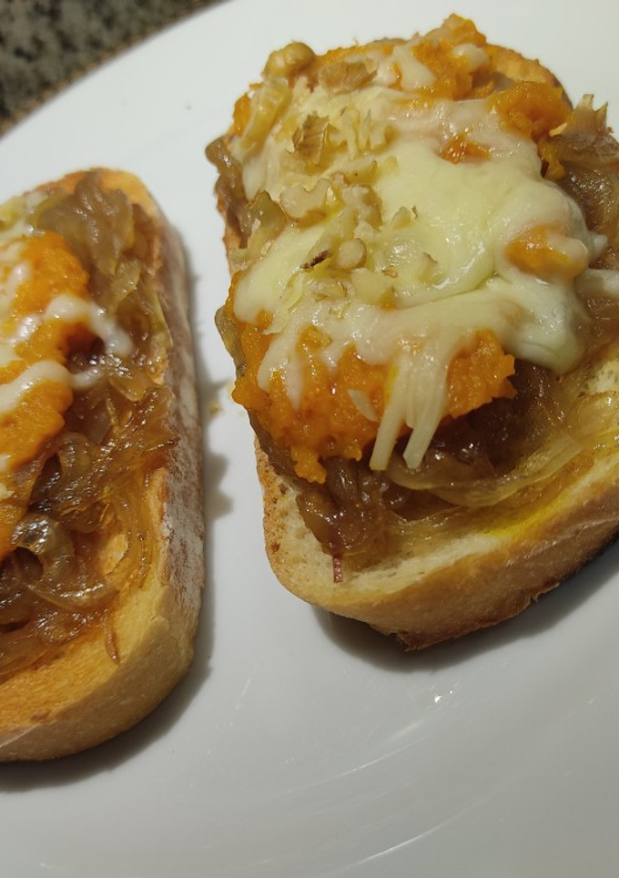 Una foto de Tostadas de cebolla caramelizada, calabaza, queso y nueces