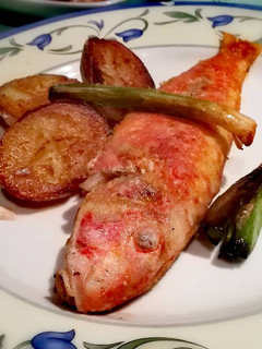 Una foto de Salmonetes de roca fritos con ajetes y patató