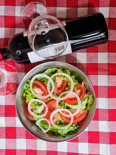 Una foto de Ensalada mixta en Argentina 🥬 🍅 🧅 Ensalada de lechuga, tomate y cebolla, un clásico argento 🇦🇷