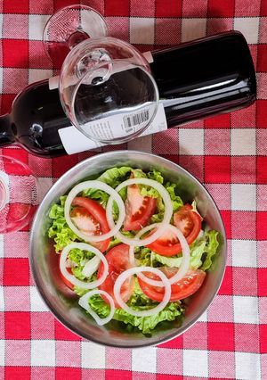 Una foto de Ensalada mixta en Argentina 🥬 🍅 🧅 Ensalada de lechuga, tomate y cebolla, un clásico argento 🇦🇷