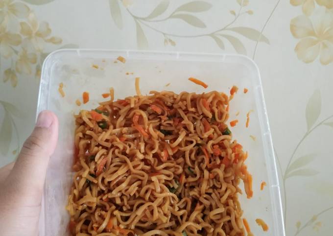 Mie telur pelengkap nasi uduk