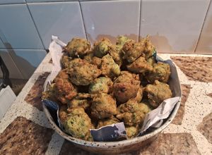 Una foto de Buñuelos de acelga y ajo