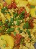 Filet de pescado con papas, tomate y fideo