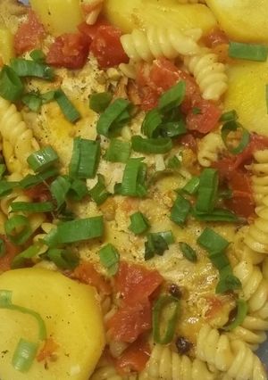 Una foto de Filet de pescado con papas, tomate y fideo
