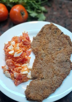 Una foto de Milanesa de Nalga con Ensalada 🥗