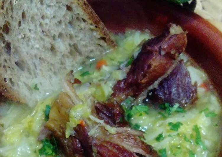 Verza stufata con carne affumicata di maiale