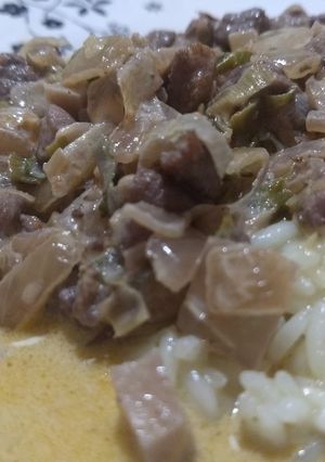 Una foto de Arroz con salsa crema de cerdo
