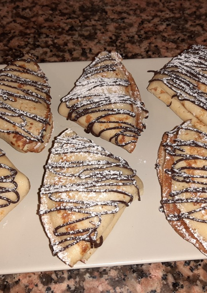 Una foto de Creps rellenos con crema pastelera y plátanos