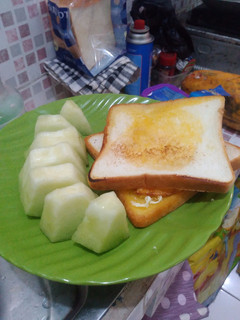 Foto resep Fried egg sandwich with melon