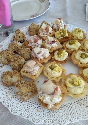 Una foto de Tarteletas dos gustos: palmitos y jamón; huevo y aceitunas