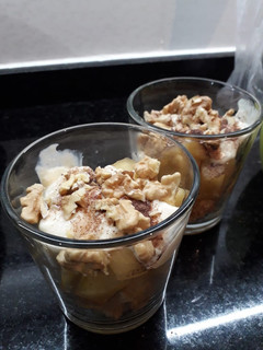 Una foto de Postre en vaso de manzana y nuez