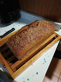 Una foto de Pan integral de espelta con chía y sésamo